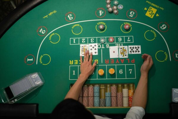 Hướng dẫn cách chơi bài baccarat chi tiết dành cho người mới