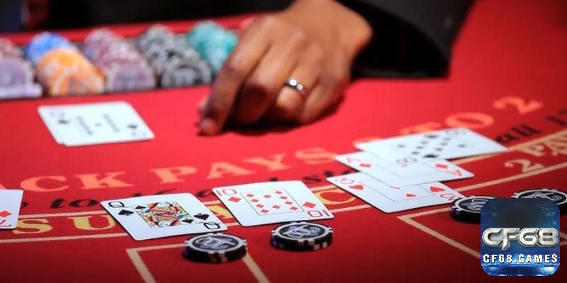 Blackjack tự nhiên gồm Ace và lá 10 điểm, là tay bài mạnh nhất trừ khi dealer cũng có blackjack
