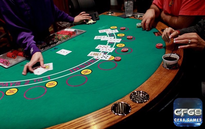 Dealer lật bài và chơi theo quy tắc bắt buộc, thường rút thêm khi dưới 17 điểm
