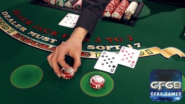 Người chơi nên hit hoặc stand tùy vào tay bài và lá bài ngửa của dealer để tối ưu cơ hội thắng