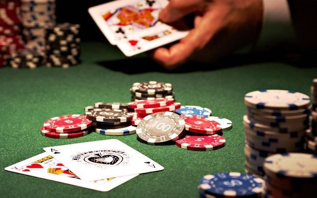 Sách dạy chơi poker: Hướng dẫn toàn diện cho người mới 2025