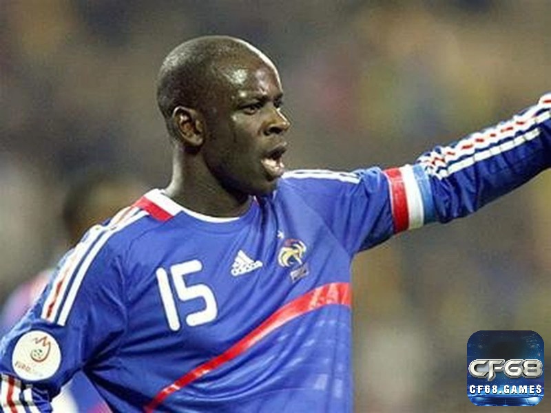 Lilian Thuram, biểu tượng phòng ngự của tuyển Pháp, nổi bật với tốc độ, thể lực và khả năng đọc tình huống, xứng danh top hậu vệ hay nhất Euro