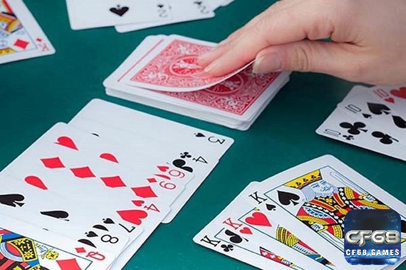 Người chơi Phỏm Tá Lả đánh vòng đầu bằng cách bỏ lá rác, ăn bài hoặc bốc bài từ nọc để tạo phỏm